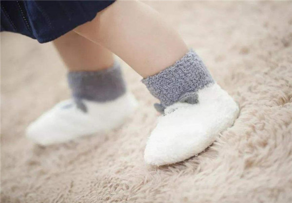 夏天孩子必须穿袜子吗?误会大了,光脚走路才是对孩子好