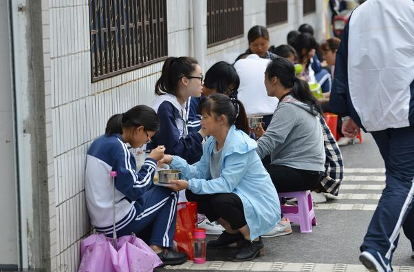 高三时家长要不要去陪读？一位母亲的亲身经历表示，选错苦不堪言