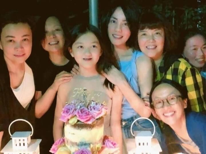 15岁李嫣与闺蜜聚会，穿短裤背心大秀好身材，疑穿辱华品牌引争议