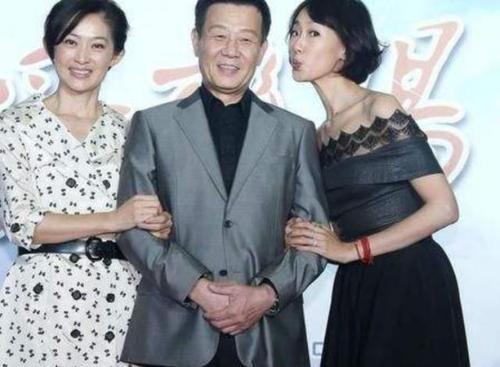 许黎丹虽如愿嫁入豪门,但并没有家庭实权,要处处看崔瑶琪的脸色