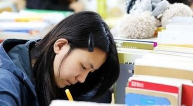 当代大学生在校现状，男同学扎堆在寝室打游戏，也不联系女生