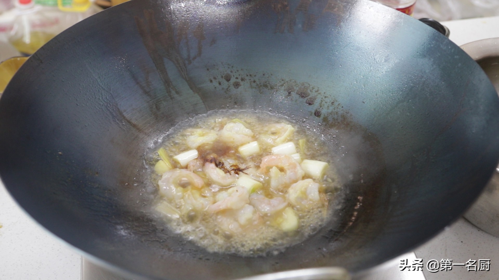做滑炒虾仁有窍门，学会这两招，虾仁饱满滑嫩，色香味俱全