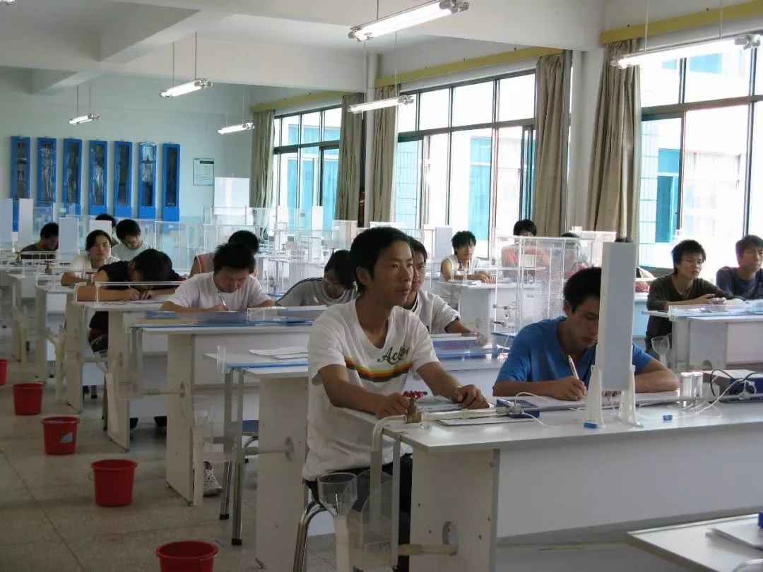 学生被985大学录取，父母摆酒席庆祝，亲戚嘲讽：还不如去复读