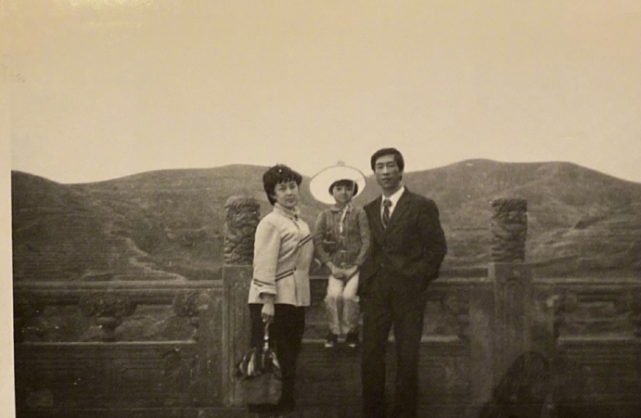 章子怡晒父母年轻时旧照，并分享照片背后故事，一家人都是高颜值