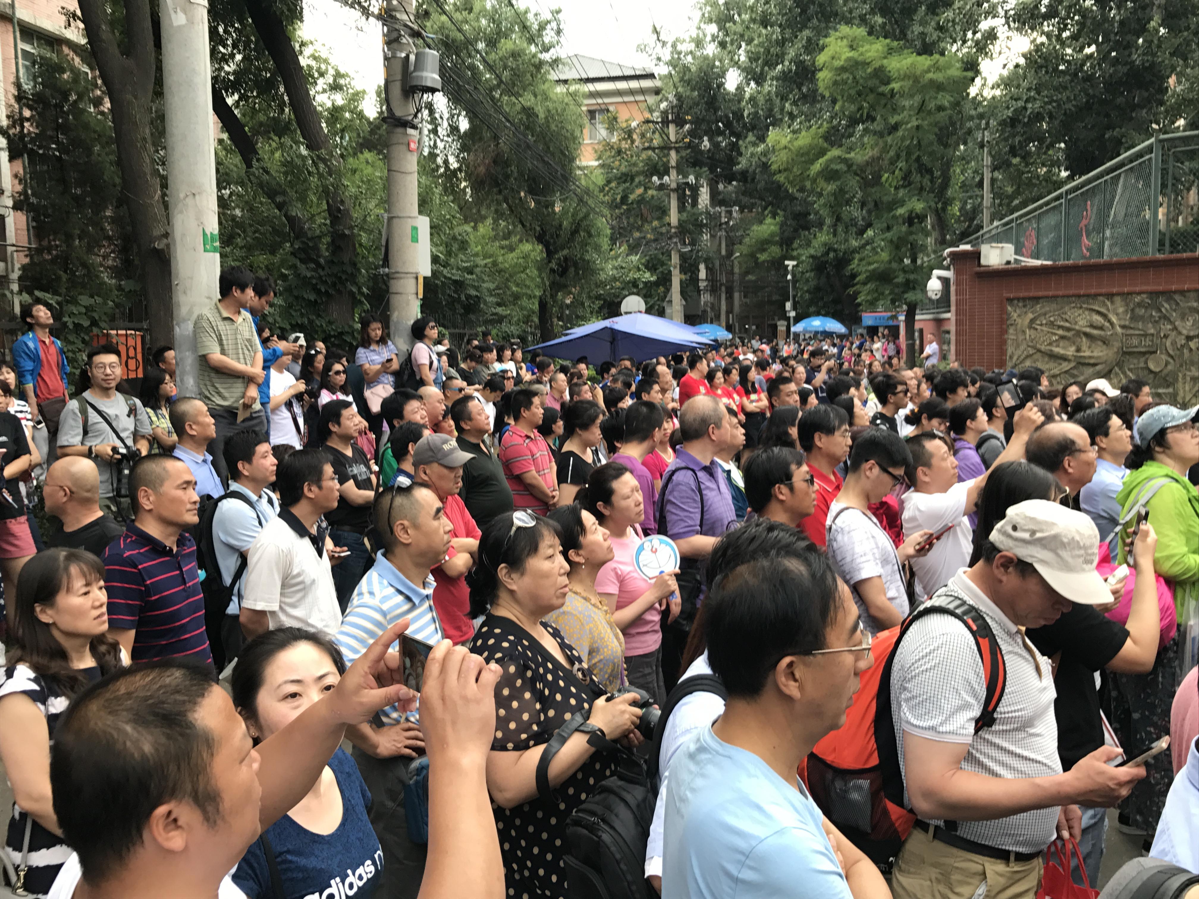 中高考当天要不要全程陪考？一些家长很纠结，聪明的家长却这么做