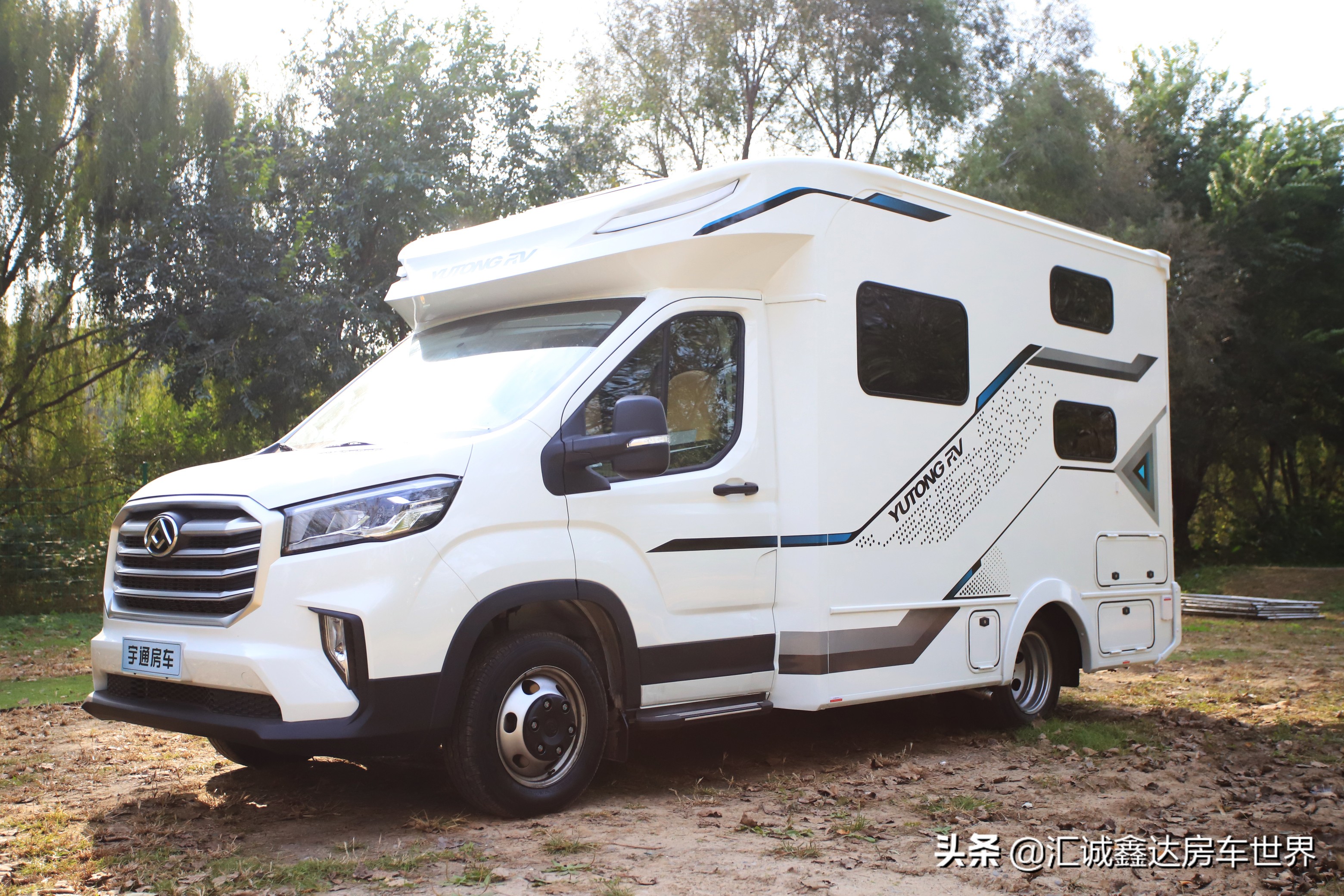 宇通新款4人版小顶房车上市!动力强配置高,内外全新设计,c照开