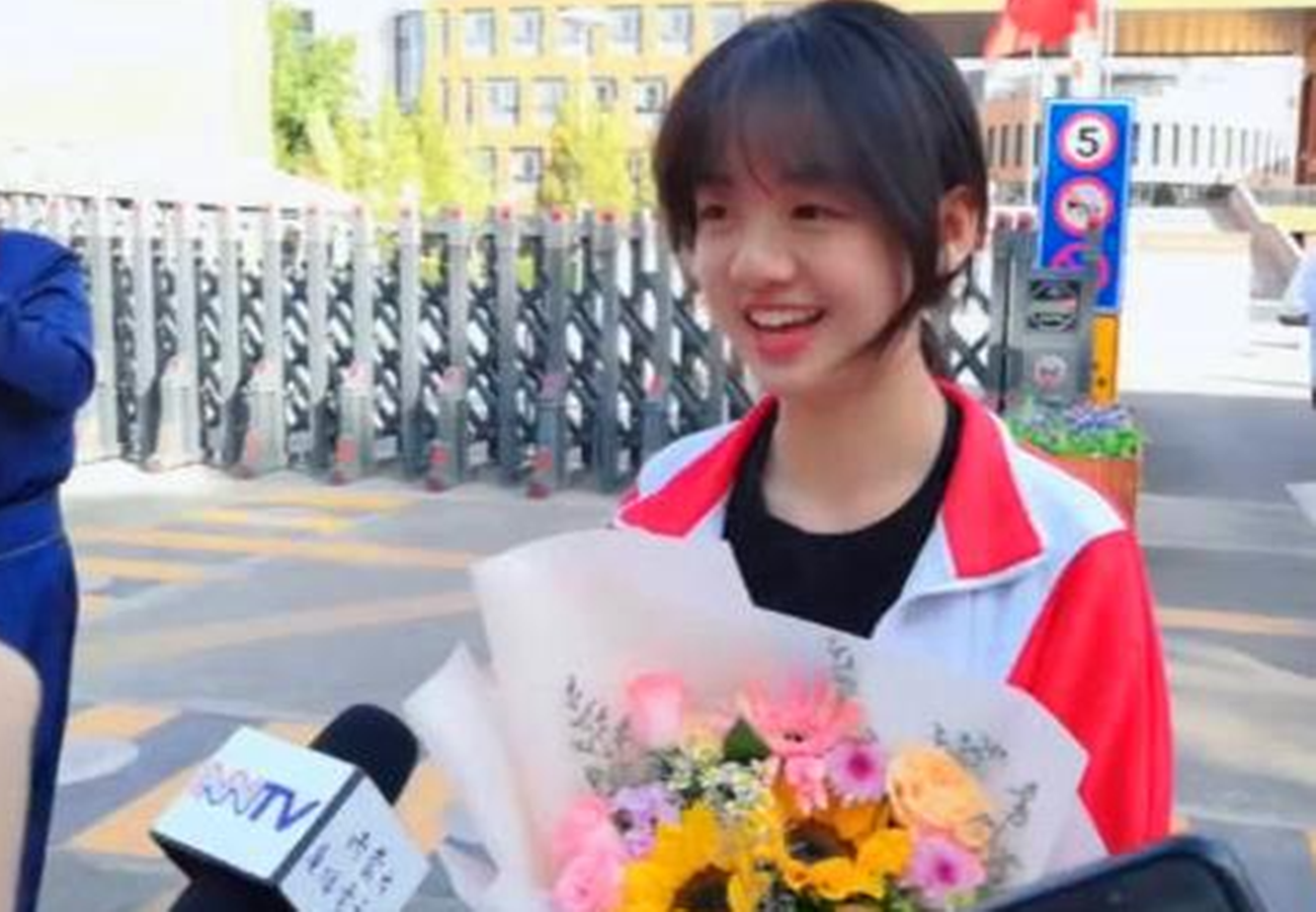 2021年最美高考生走红，撞脸美女记者王冰冰，笑称最喜欢烹饪专业
