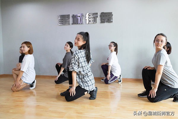 街舞舞种(「星城街舞」女生学街舞一般学哪个舞种？)