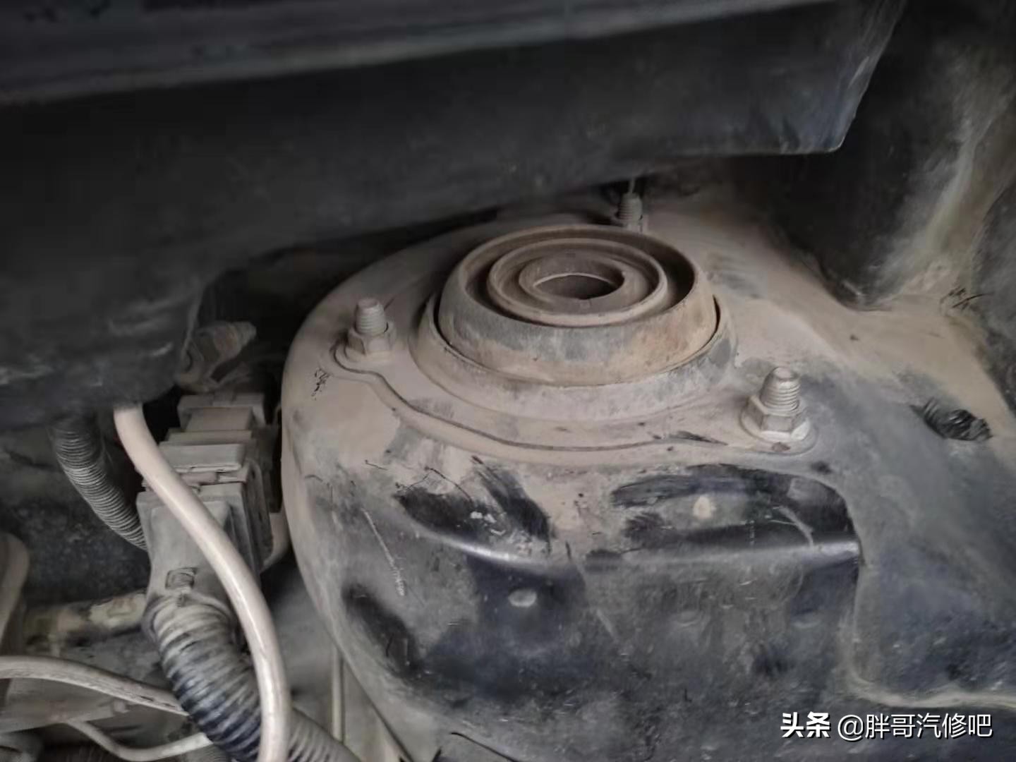 例行检查底盘减震器自行脱落，过坑、打方向吱嘎异响