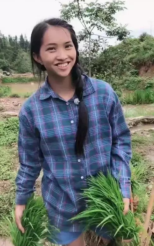 19岁美女高考落榜回乡直播砍柴挑粪，300万人围观“向往的生活”