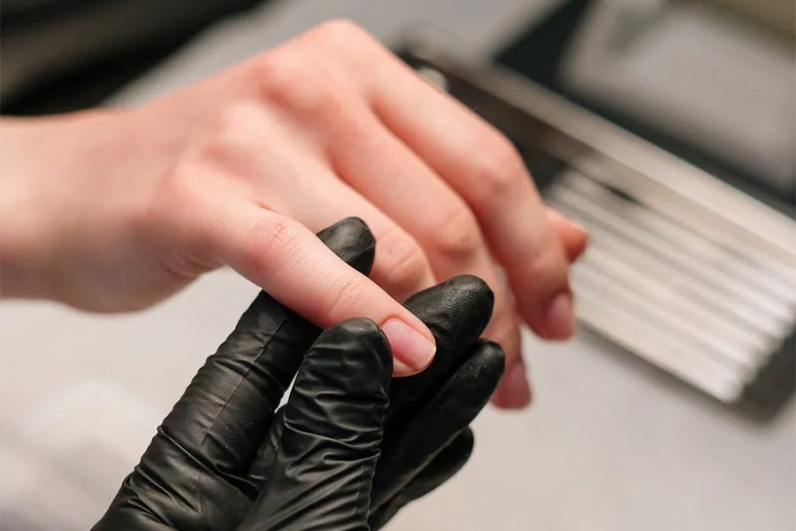 做美甲多久后必须要卸甲？一定要去美甲店卸甲吗？