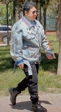 韩红现身酒吧，离场有专人帮开车门好气派，暴瘦后身材又反弹？