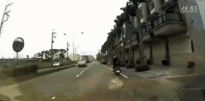 「动图」“开门杀” GIF 交通事故猛如虎 下车一定要注意观察