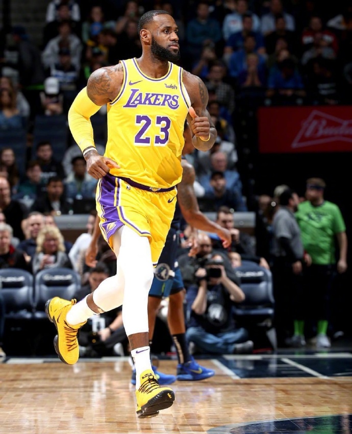 nba黄色球衣有哪些(一场比赛换一双配色！詹姆斯今日上脚NIKE LeBron 16 PE全新吸睛亮黄色！)