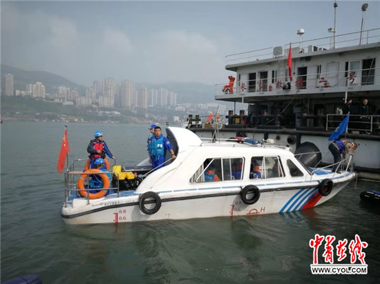 重庆公交坠江事故中的忍痛救援——父亲坠江罹难，他仍在前线救援