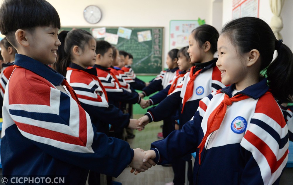 11月20日,河北省邯郸市邯山区光明南小学的学生们在课堂上向同学