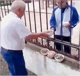 暖哭朋友圈的瞬间：这世上最爱孩子的人，或许不是妈妈