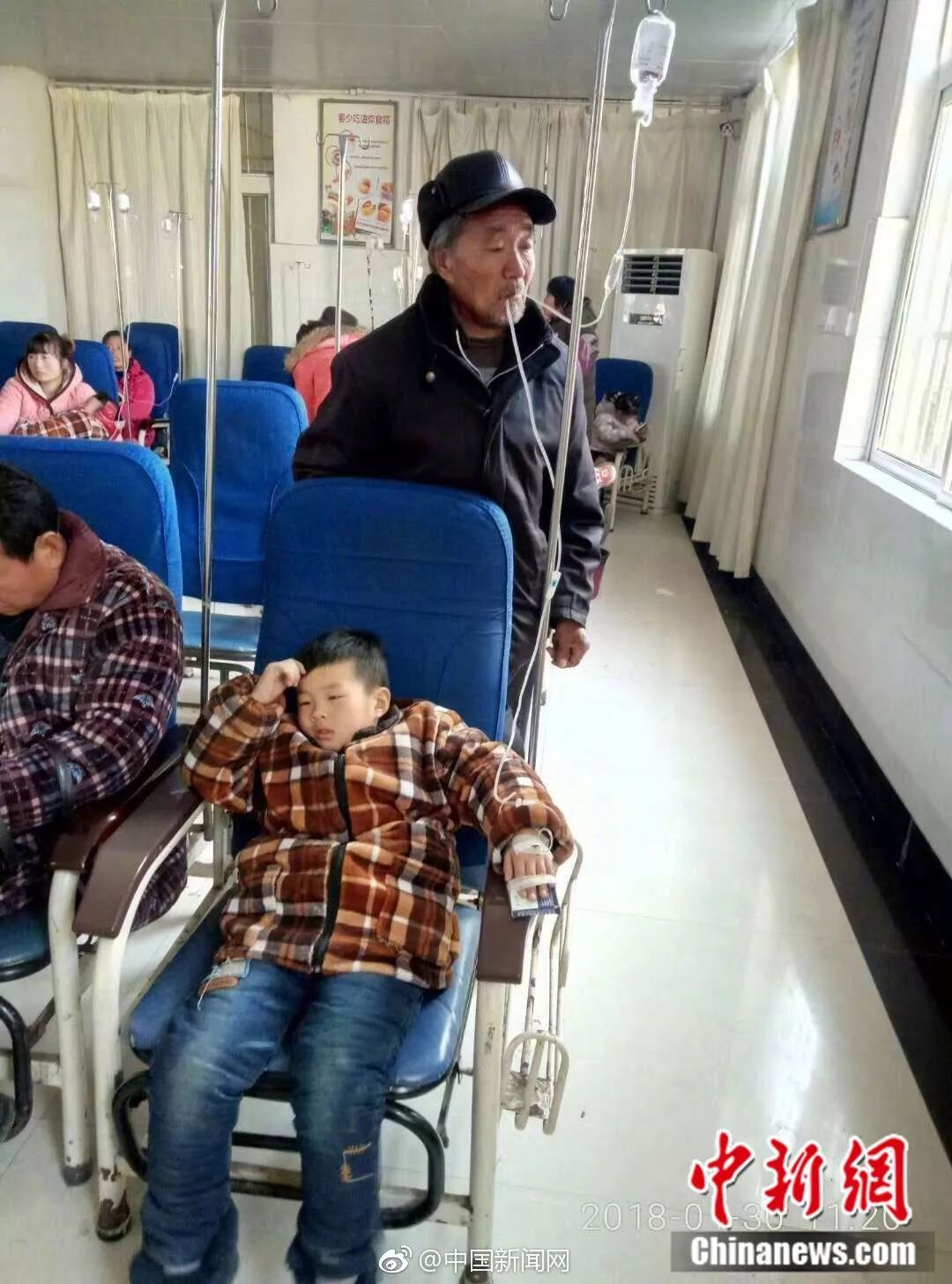 暖哭朋友圈的瞬间：这世上最爱孩子的人，或许不是妈妈