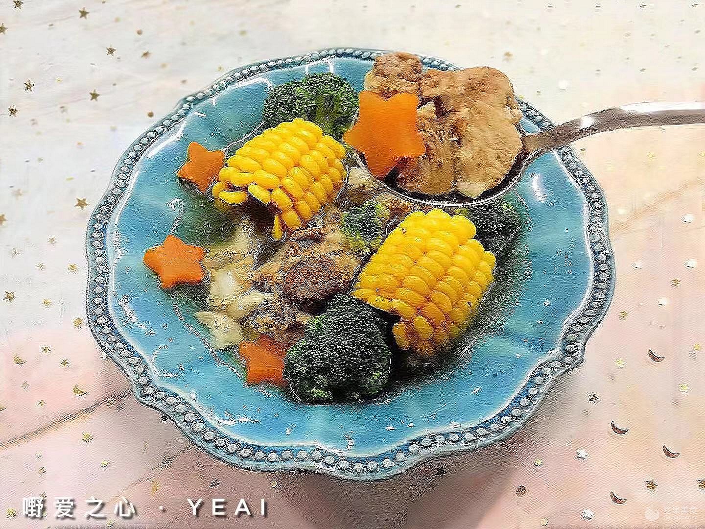 胡萝卜玉米排骨汤的做法(鲜美汤香，胡萝卜玉米排骨滋润经典)