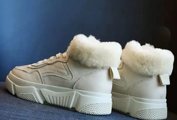 加绒保暖小白鞋休闲运动鞋好搭配(冬天好看的“加绒”小白鞋，最有颜值的鞋子，怎么穿都好看！)