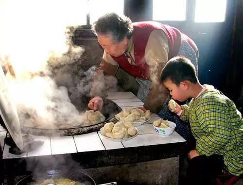 暖哭朋友圈的瞬间：这世上最爱孩子的人，或许不是妈妈