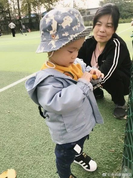 暖哭朋友圈的瞬间：这世上最爱孩子的人，或许不是妈妈