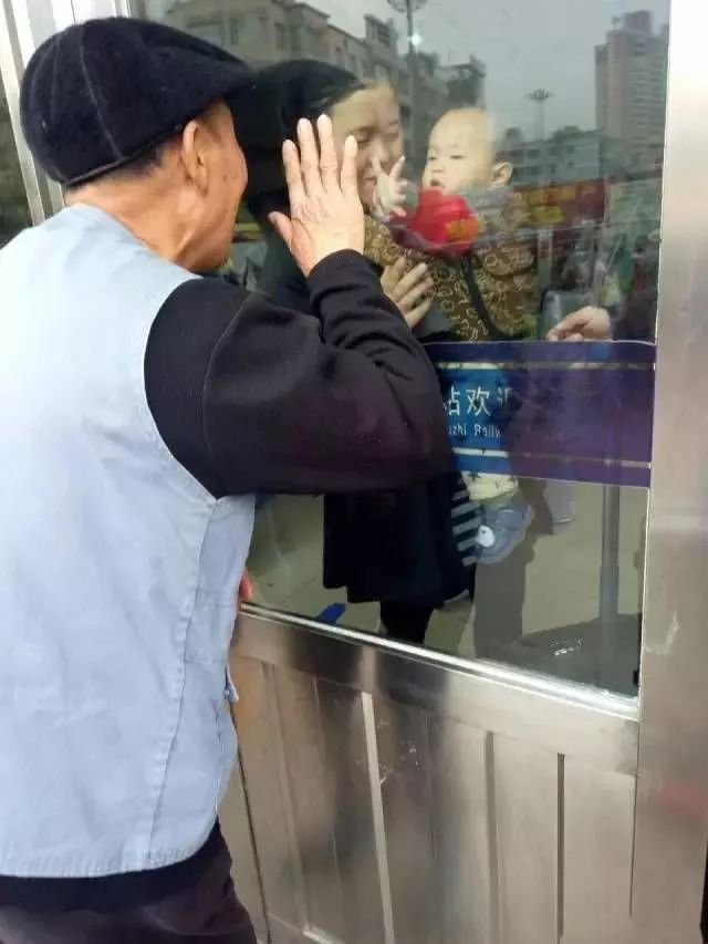 暖哭朋友圈的瞬间：这世上最爱孩子的人，或许不是妈妈