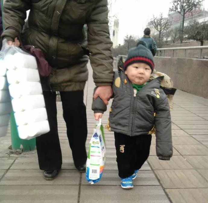 暖哭朋友圈的瞬间：这世上最爱孩子的人，或许不是妈妈