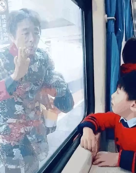 暖哭朋友圈的瞬间：这世上最爱孩子的人，或许不是妈妈