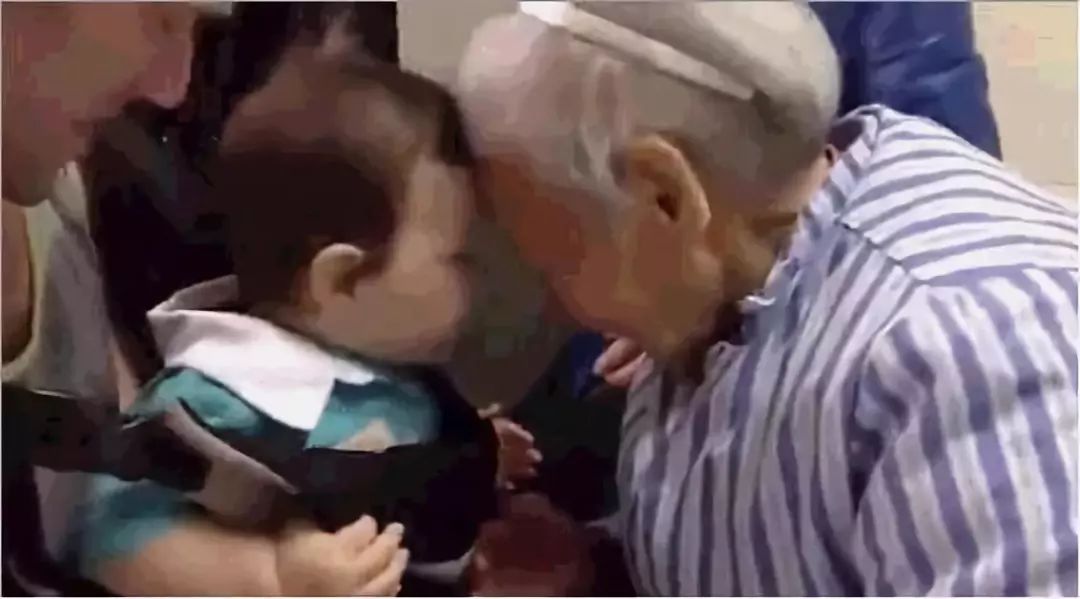 暖哭朋友圈的瞬间：这世上最爱孩子的人，或许不是妈妈
