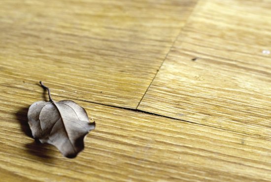 管道反水让新房木地板“泡汤”，该不该楼上所有住户赔？