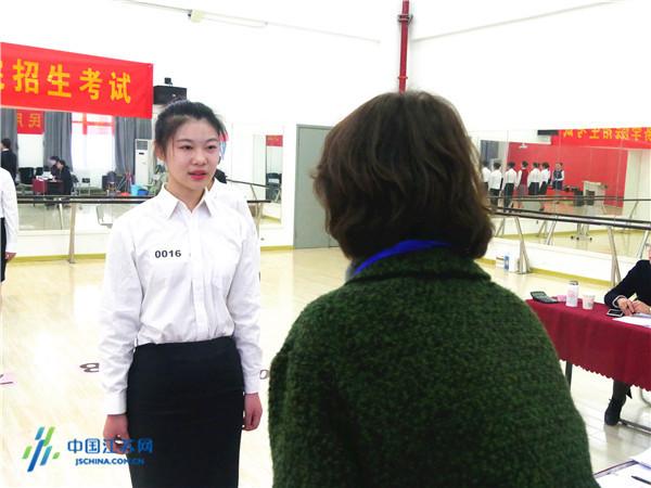 南京旅游职业学院空乘专业招生现场 看“颜值”更看“才华”