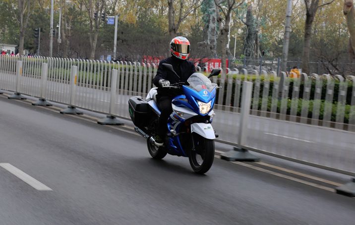 豪爵铃木250三兄弟齐聚首，同平台的三辆车应该怎么选？