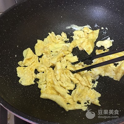 鸭蛋粉皮的家常做法（鸭蛋炒粉皮10分钟快手家常菜）