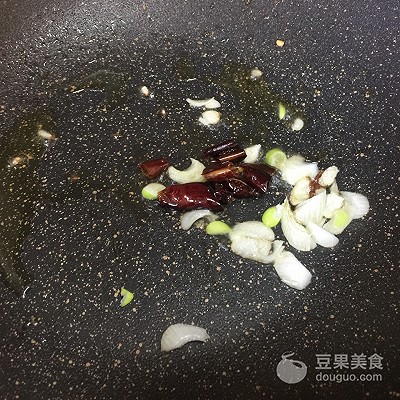 鸭蛋粉皮的家常做法（鸭蛋炒粉皮10分钟快手家常菜）