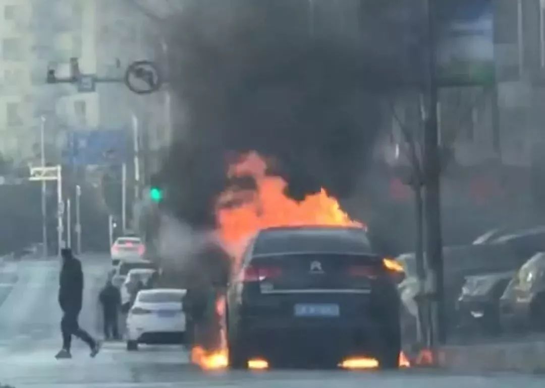 事发大连！黑色轿车突发自燃，火焰瞬间吞没大半个车身……
