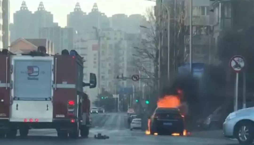 事发大连！黑色轿车突发自燃，火焰瞬间吞没大半个车身……