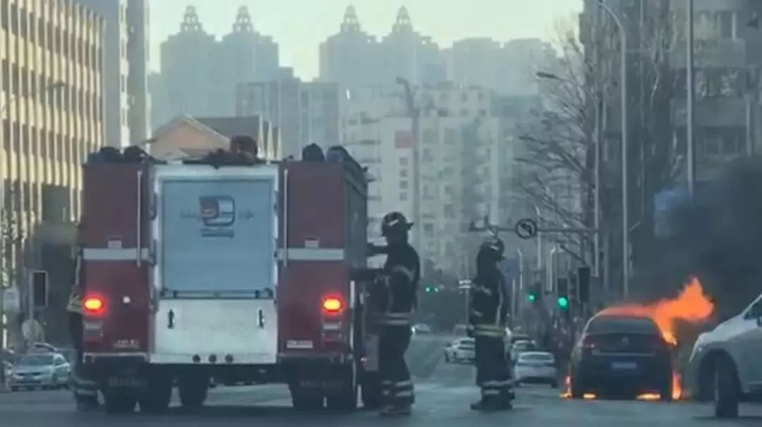 事发大连！黑色轿车突发自燃，火焰瞬间吞没大半个车身……
