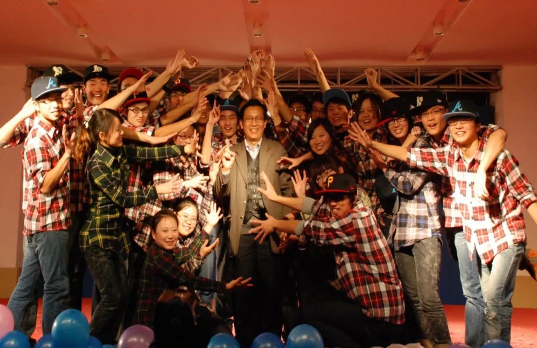 湖北最“富有”的老师！200万张学生照，羡煞网友