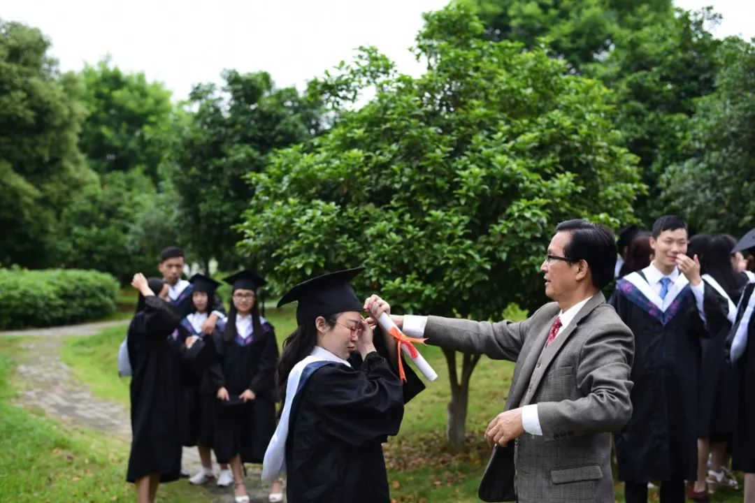 湖北最“富有”的老师！200万张学生照，羡煞网友