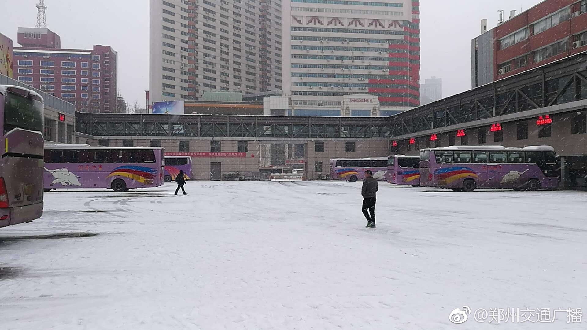 受降雪影响郑州长途汽车中心站停班500班