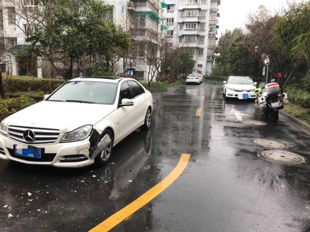 「992｜万象」火灾7人被困，奔驰挡路被消防车剐蹭，车主拉着消防索赔