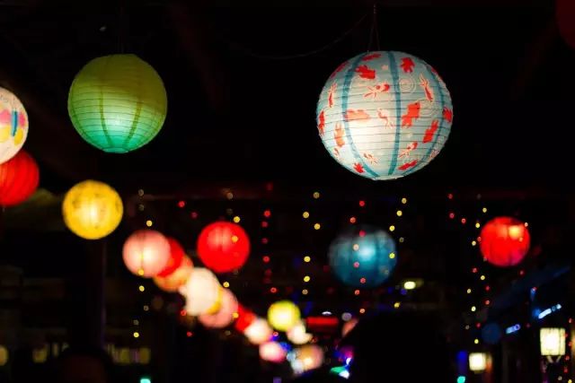 《元夕影永冰灯》(清)唐顺之正怜火树千春妍,忽见清辉映月阑.