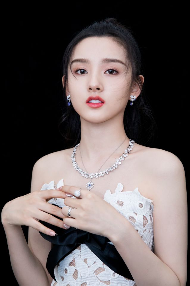 宋祖儿手上戴的这个花瓣戒指也让她整个look更加温柔优雅.