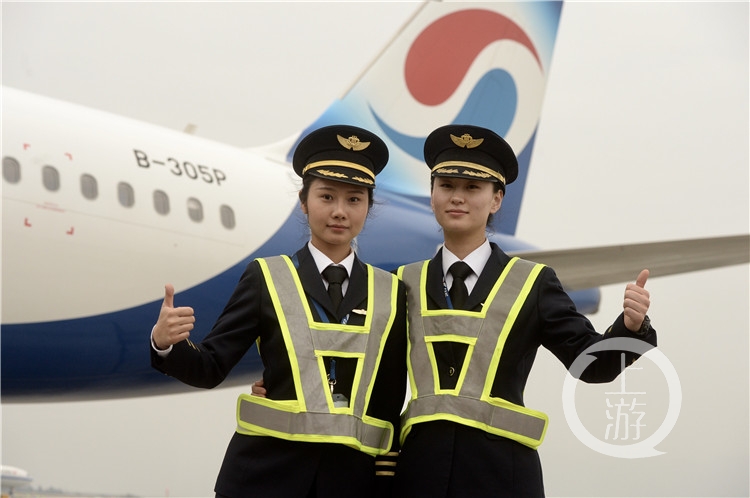 辞职卖房自费考飞机执照,“空中姐妹花”上演重庆版《凌云壮志》