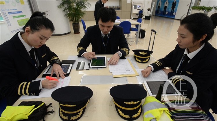 辞职卖房自费考飞机执照,“空中姐妹花”上演重庆版《凌云壮志》