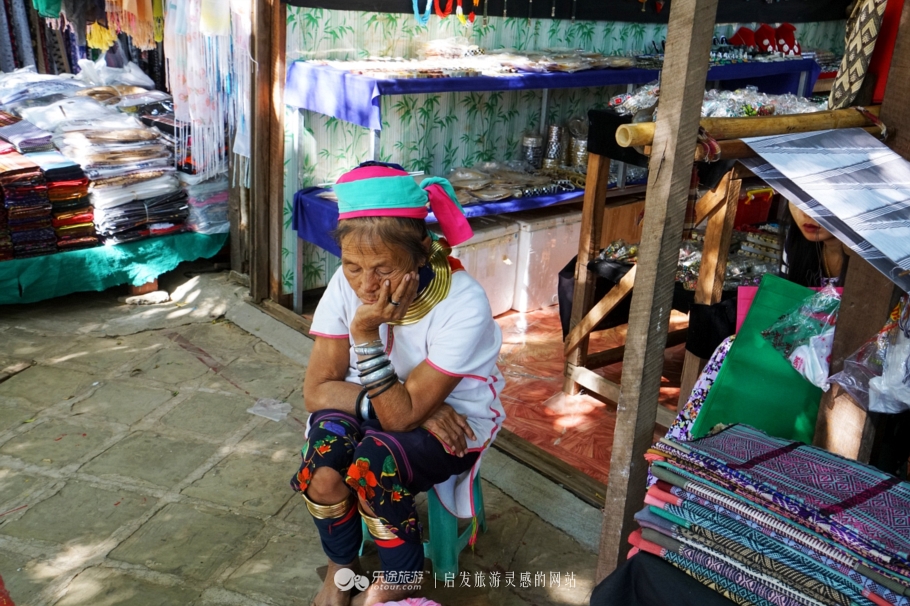缅甸有个神秘长颈族，5岁开始在脖子上套铜圈