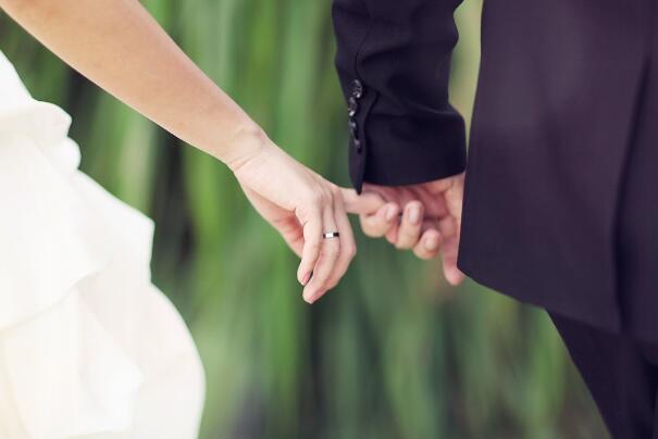 女方送男方什么（男方给了女方见面礼女方要给男方吗）
