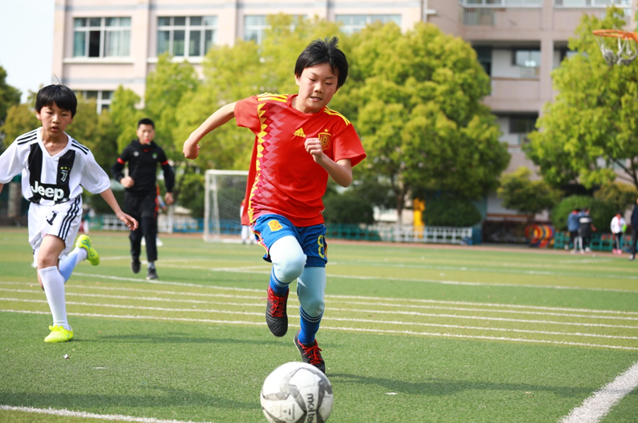 世界杯在大学校园(校园足球带动了学校的活水)