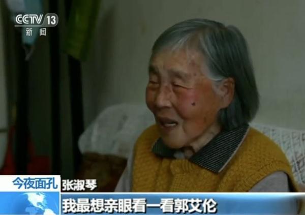 84岁球迷见郭艾伦(“看球比吃饺子都有滋味”，84岁球迷见郭艾伦激动落泪)